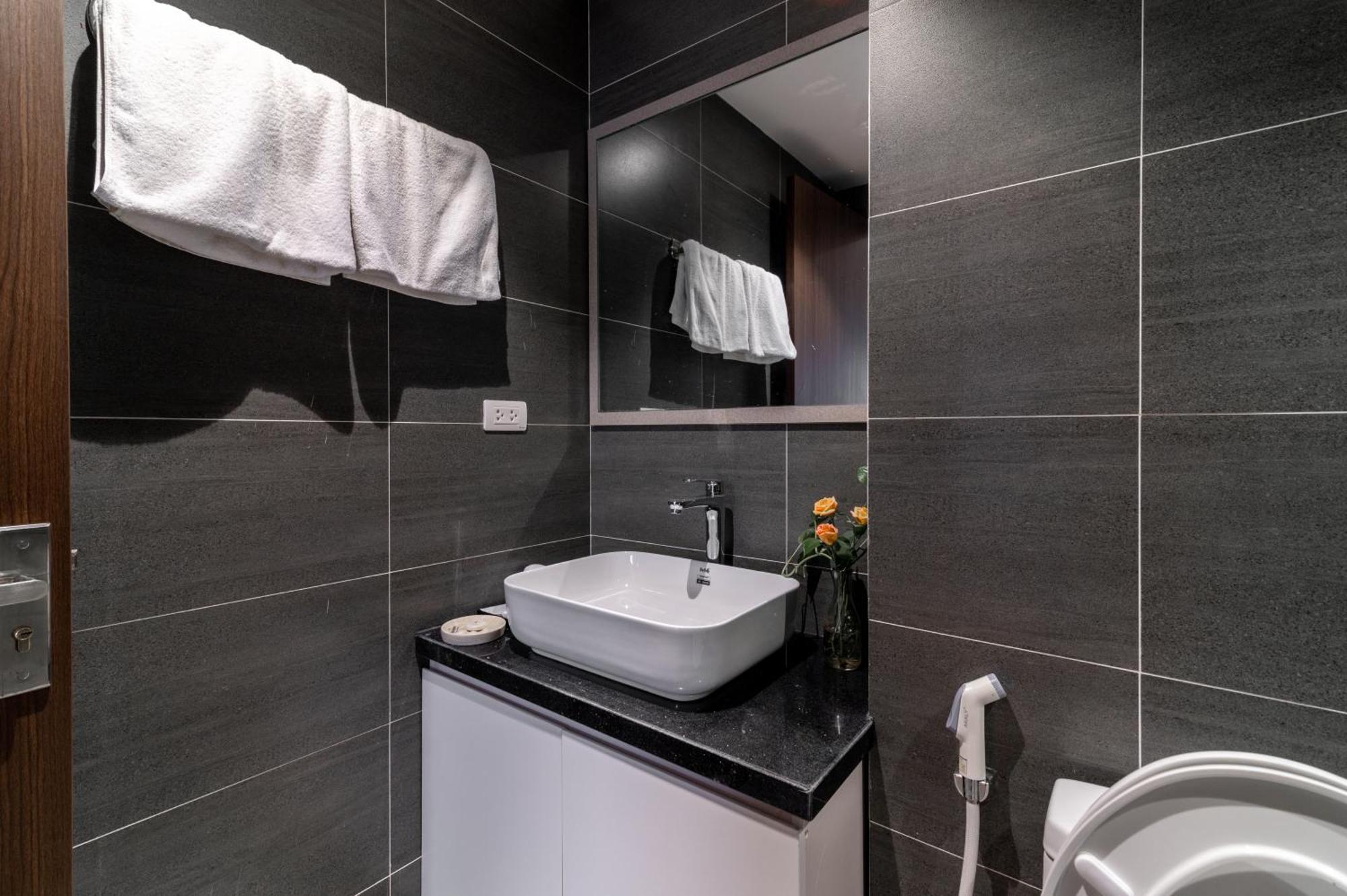 Luxe Paradise Suites Hotel To Ngoc Van Hanoi Zewnętrze zdjęcie