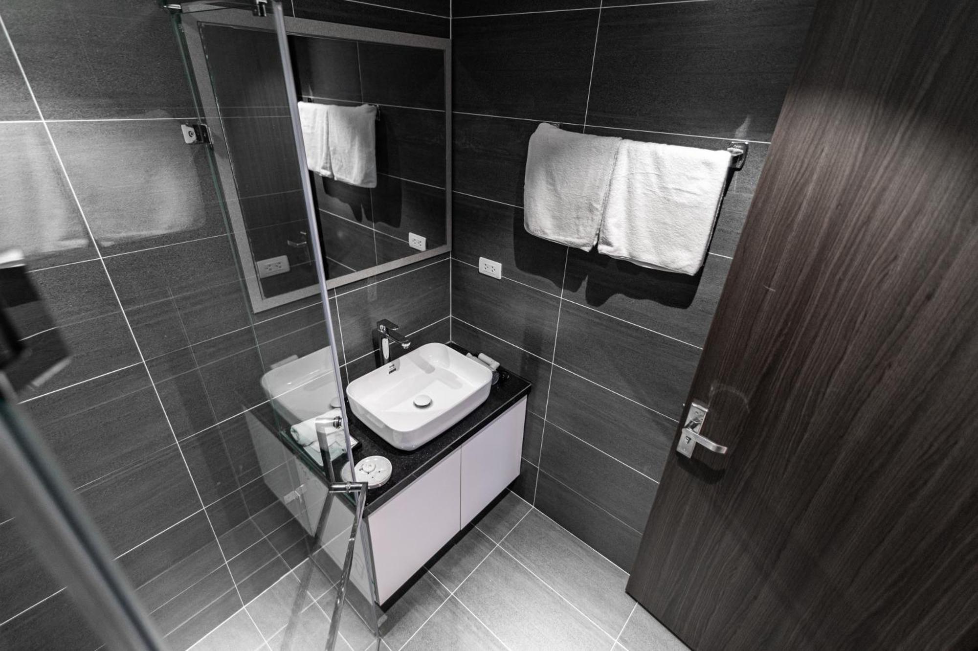 Luxe Paradise Suites Hotel To Ngoc Van Hanoi Zewnętrze zdjęcie